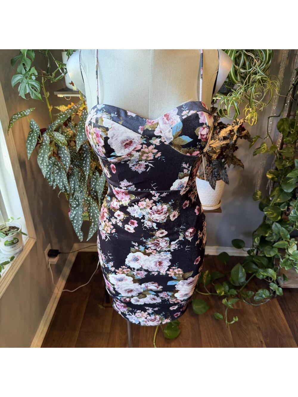 Floral Velvet Bodycon Dress with Sweetheart Neckline and Spaghetti Straps